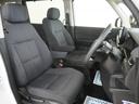 身体を包み込む様な形状で、ホールド感のあるフロントシート。しっかりと支えてくれるので、長時間の運転を快適にサポートしてくれます。もちろん足元もゆったりとしていますので、おくつろぎいただけます！