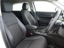 身体を包み込む様な形状で、ホールド感のあるフロントシート。しっかりと支えてくれるので、長時間の運転を快適にサポートしてくれます。もちろん足元もゆったりとしていますので、おくつろぎいただけます！
