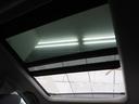 電動パノラミックサンルーフ搭載スイッチ操作で上空の視界が開け、車内空間を明るく演出します。サンシェード付きで遮光にも対応しています。