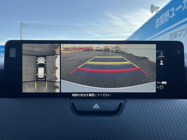 車両の前後左右い備えた計４つのカメラを活用し、車両上方から俯瞰したようなトップビューのほか、フロントビュー・リアビュー・左右サイドビューの映像をセンターディスプレイに表示し安全確認をサポート