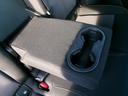 後席にはカップホルダー付きのアームレストがございます