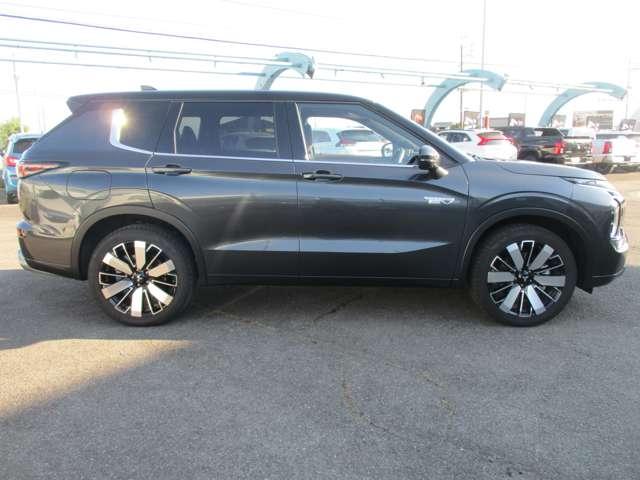 アウトランダーPHEV Pエグゼクティブパッケージ 試乗車UP ETC 禁煙車 コーナーセンサー 電動リアゲート(10枚目)