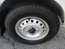 おしゃれは足元から、なんて言いますよね。こちらの車は純正のスチールホイール付きです!