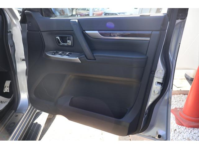 パジェロ ロング　スーパーエクシード　クールシルバー＆アイガーグレー　レザーシート　パワーシート　シートヒーター　クルーズコントロール　純正ナビＴＶ　バックカメラ　ロックフォードサウンド　１８インチＡＷ（26枚目）