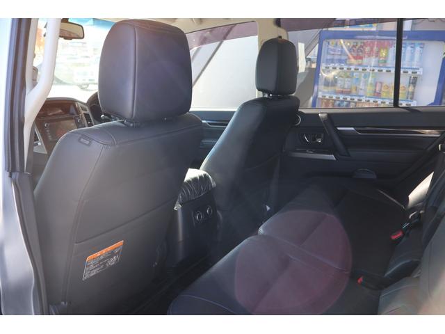 パジェロ ロング　スーパーエクシード　クールシルバー＆アイガーグレー　レザーシート　パワーシート　シートヒーター　クルーズコントロール　純正ナビＴＶ　バックカメラ　ロックフォードサウンド　１８インチＡＷ（40枚目）