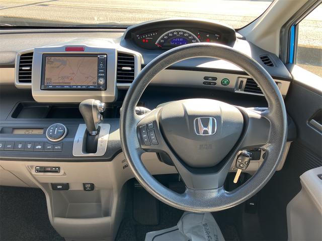 フリード G ジャストセレクション ETC バックカメラ ナビ TV 両側スライド・片側電動 オートライト HID キーレスエントリー 電動格納ミラー 3列シート ウォークスルー CVT 衝突安全ボディ ABS エアコン(3枚目)