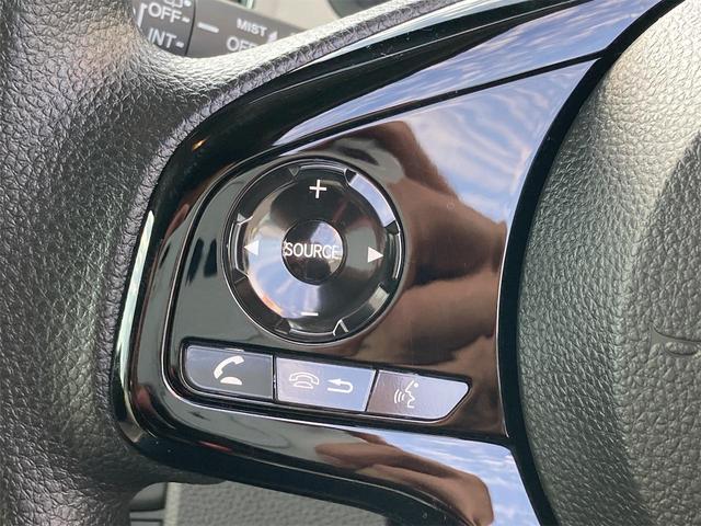 ハンドルにも目立つ傷や擦れは御座いません。目線を大きくそらすことなくボタンの操作を行うことができます。