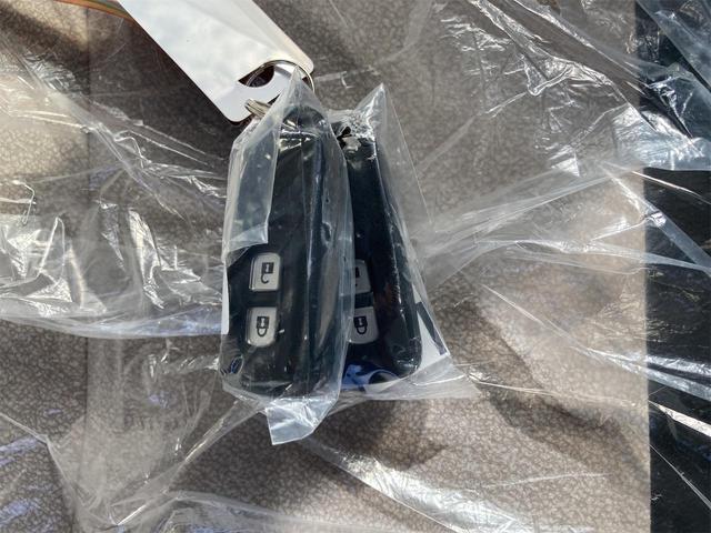 付いてて便利！とても人気の高い装備のスマートキーシステム。キーを携帯しているだけで、ドアロックの開閉並びにエンジンの始動が可能な装備です。プッシュスタートですのでエンジンの始動もボタンを押すだけです