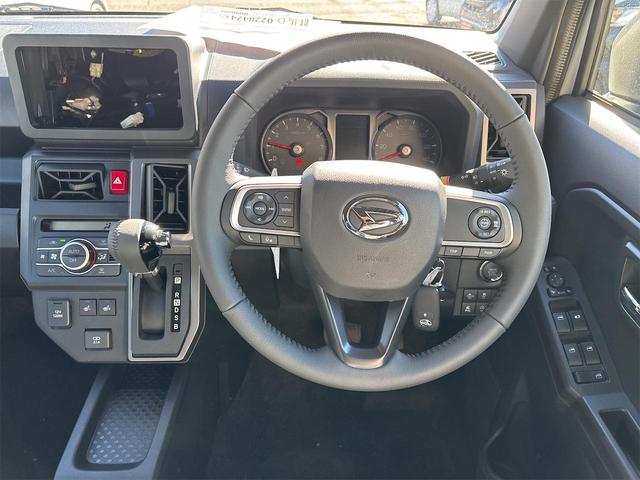 タフト Ｇ　ダーククロムベンチャー　バックカメラ　オートクルーズコントロール　衝突被害軽減システム　オートライト　スマートキー　電動格納ミラー　シートヒーター　ＣＶＴ　アルミホイール　エアコン　パワーステアリング　パワーウィンドウ（6枚目）