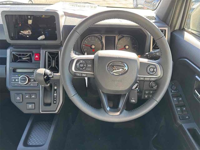 タフト Ｇ　ダーククロムベンチャー　バックカメラ　クリアランスソナー　オートクルーズコントロール　衝突被害軽減システム　オートライト　スマートキー　アイドリングストップ　電動格納ミラー　シートヒーター　ＣＶＴ　ＥＳＣ　アルミホイール（6枚目）