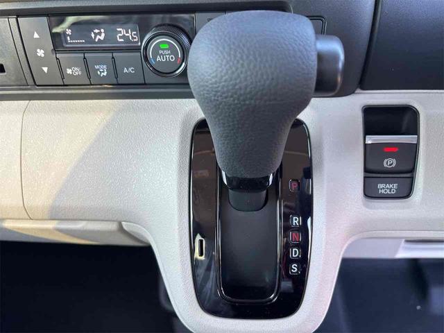 N-BOX ベースグレード バックカメラ 両側電動スライドドア オートクルーズコントロール オートライト スマートキー アイドリングストップ 電動格納ミラー シートヒーター ベンチシート CVT ABS ESC エアコン(6枚目)