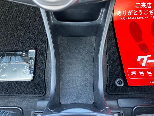 プリウスアルファ S ETC搭載 車両接近通報装置 EVドライブモード パワーモードスイッチ バックカメラ シガーソケット スマートキー 地上デジタル 電動格納ミラー(42枚目)