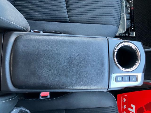 プリウスアルファ S ETC搭載 車両接近通報装置 EVドライブモード パワーモードスイッチ バックカメラ シガーソケット スマートキー 地上デジタル 電動格納ミラー(44枚目)