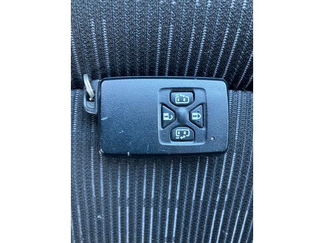 アイシス プラタナ Vセレクション 7人乗り ABS パワースライドドア バックカメラ ワンセグ キーレス 運転席・助手席SRSエアバッグ オートライト 3列シート(71枚目)