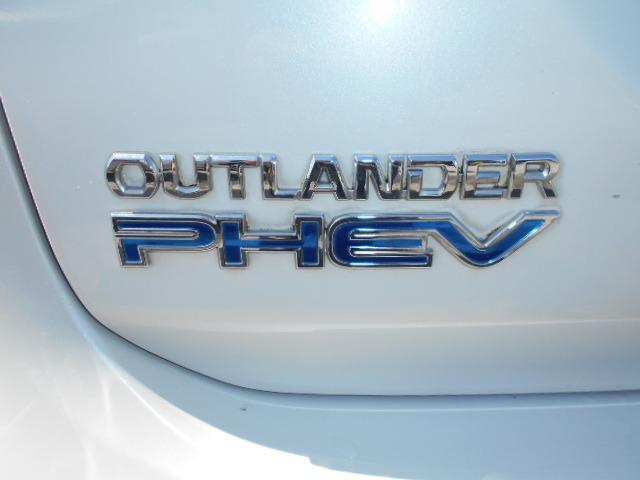 アウトランダーＰＨＥＶ スポーツスタイルエディション　ワンオーナー　特別仕様車　４ＷＤ　シートヒーター　衝突軽減ブレーキ　レーンキープアシスト　Ｂｌｕｅｔｏｏｔｈ　ナビ　テレビ　ＥＴＣ　バックカメラ　パワーバックドア　ハーフレザーシート　スマートキー２個（16枚目）