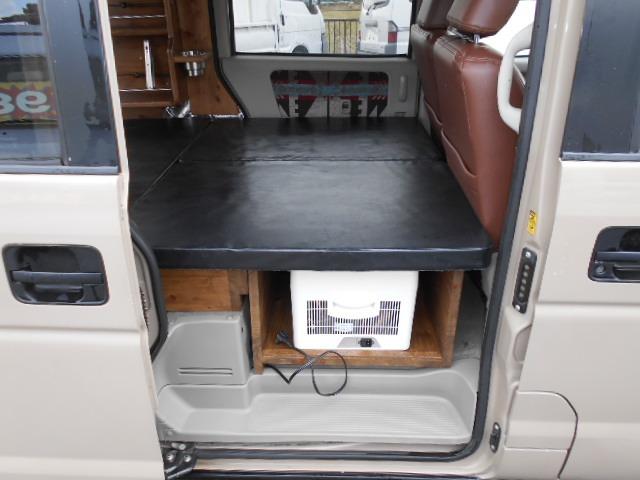 エブリイワゴン ＪＰ　キャンピング仕様　ベットキッド　ルールキャリア　インバーターＡＣ１００Ｖコンセット　冷凍冷蔵庫　床下収納　革調シートカバー　ナビ　ＥＴＣ　ドライブレコーダー　電動格納ミラー　Ｗエアバック　キーレス（9枚目）