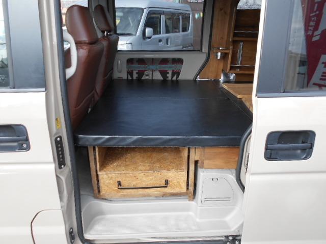 エブリイワゴン ＪＰ　キャンピング仕様　ベットキッド　ルールキャリア　インバーターＡＣ１００Ｖコンセット　冷凍冷蔵庫　床下収納　革調シートカバー　ナビ　ＥＴＣ　ドライブレコーダー　電動格納ミラー　Ｗエアバック　キーレス（10枚目）