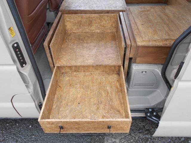 エブリイワゴン ＪＰ　キャンピング仕様　ベットキッド　ルールキャリア　インバーターＡＣ１００Ｖコンセット　冷凍冷蔵庫　床下収納　革調シートカバー　ナビ　ＥＴＣ　ドライブレコーダー　電動格納ミラー　Ｗエアバック　キーレス（13枚目）