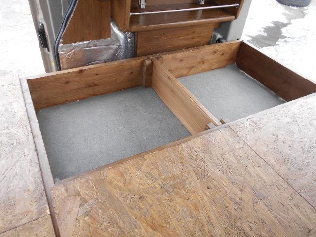 エブリイワゴン ＪＰ　キャンピング仕様　ベットキッド　ルールキャリア　インバーターＡＣ１００Ｖコンセット　冷凍冷蔵庫　床下収納　革調シートカバー　ナビ　ＥＴＣ　ドライブレコーダー　電動格納ミラー　Ｗエアバック　キーレス（14枚目）