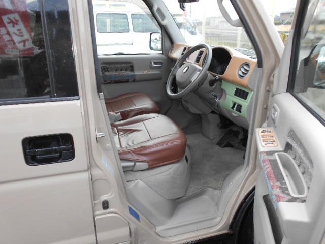 エブリイワゴン ＪＰ　キャンピング仕様　ベットキッド　ルールキャリア　インバーターＡＣ１００Ｖコンセット　冷凍冷蔵庫　床下収納　革調シートカバー　ナビ　ＥＴＣ　ドライブレコーダー　電動格納ミラー　Ｗエアバック　キーレス（18枚目）