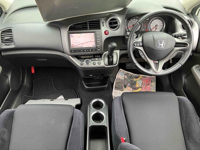 ストリーム ＲＳＺ　ドライブレコーダー　ＥＴＣ　バックカメラ　ナビ　ＴＶ　オートライト　ＨＩＤ　キーレスエントリー　電動格納ミラー　３列シート　ＣＶＴ　アルミホイール　ＣＤ　盗難防止システム　衝突安全ボディ　ＡＢＳ（2枚目）