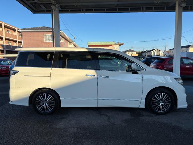 エルグランド ２５０ハイウェイスター　後期型　純正ナビ　フルセグ　走行中ＴＶ視聴可　バックカメラ　純正フリップダウンモニター　両側電動スライドドア　ハーフレザーシート　フロントスポイラーデイライト　オットマン　ドライブレコーダー前後（5枚目）