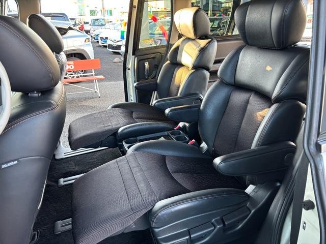 エルグランド ２５０ハイウェイスター　後期型　純正ナビ　フルセグ　走行中ＴＶ視聴可　バックカメラ　純正フリップダウンモニター　両側電動スライドドア　ハーフレザーシート　フロントスポイラーデイライト　オットマン　ドライブレコーダー前後（17枚目）