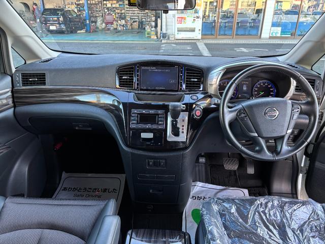 エルグランド ２５０ハイウェイスター　後期型　純正ナビ　フルセグ　走行中ＴＶ視聴可　バックカメラ　純正フリップダウンモニター　両側電動スライドドア　ハーフレザーシート　フロントスポイラーデイライト　オットマン　ドライブレコーダー前後（21枚目）