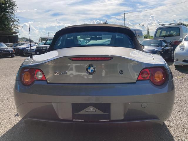 Ｚ４ ２．２ｉ　直列６気筒ＤＯＨＣ　２．２Ｌ（１７０ｐｓ）ソフトトップオープン　運／助／サイドエアバッグ　アルミホイール　純正ナビ　ＣＤ　キーレス　ＡＢＳ　ＥＴＣ　熱線入りガラス製リアウインドウ（3枚目）