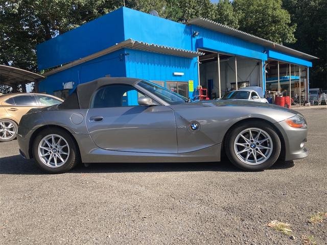 Ｚ４ ２．２ｉ　直列６気筒ＤＯＨＣ　２．２Ｌ（１７０ｐｓ）ソフトトップオープン　運／助／サイドエアバッグ　アルミホイール　純正ナビ　ＣＤ　キーレス　ＡＢＳ　ＥＴＣ　熱線入りガラス製リアウインドウ（4枚目）