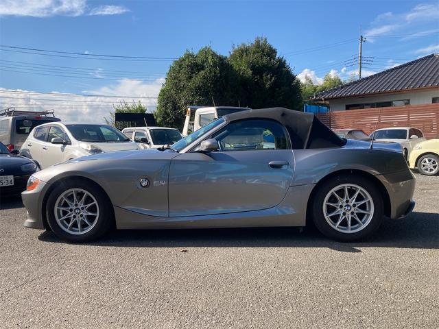 Ｚ４ ２．２ｉ　直列６気筒ＤＯＨＣ　２．２Ｌ（１７０ｐｓ）ソフトトップオープン　運／助／サイドエアバッグ　アルミホイール　純正ナビ　ＣＤ　キーレス　ＡＢＳ　ＥＴＣ　熱線入りガラス製リアウインドウ（5枚目）