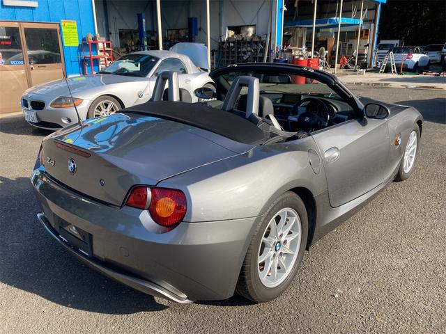 Ｚ４ ２．２ｉ　直列６気筒ＤＯＨＣ　２．２Ｌ（１７０ｐｓ）ソフトトップオープン　運／助／サイドエアバッグ　アルミホイール　純正ナビ　ＣＤ　キーレス　ＡＢＳ　ＥＴＣ　熱線入りガラス製リアウインドウ（30枚目）