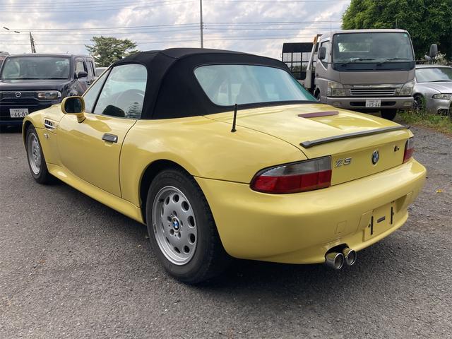 Ｚ３ロードスター 特別限定車　５ＭＴ　左ハンドル　直列４気筒ＤＯＨＣ　特別色ダカール・イエロー　本革Ｐシート（イエローパイピング）　インディビデュアル仕様スポーツ・ステアリング　セブリングマフラー　アルミペダル　リアスポ　ＥＴＣ（8枚目）