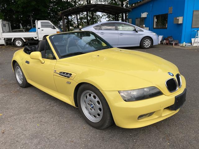 Ｚ３ロードスター 特別限定車　５ＭＴ　左ハンドル　直列４気筒ＤＯＨＣ　特別色ダカール・イエロー　本革Ｐシート（イエローパイピング）　インディビデュアル仕様スポーツ・ステアリング　セブリングマフラー　アルミペダル　リアスポ　ＥＴＣ（27枚目）