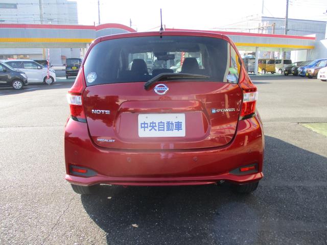 ノート ｅ－パワー　メダリスト　純正ナビゲーション　フルセグＴＶ　ＣＤ　ＤＶＤ再生可能　ミュージックサーバ　Ｂｌｕｅｔｏｏｔｈ接続オーディオ　アラウンドビューモニター　エマージェンシーブレーキ　インテリジェントルームミラー　ＥＴＣ（8枚目）