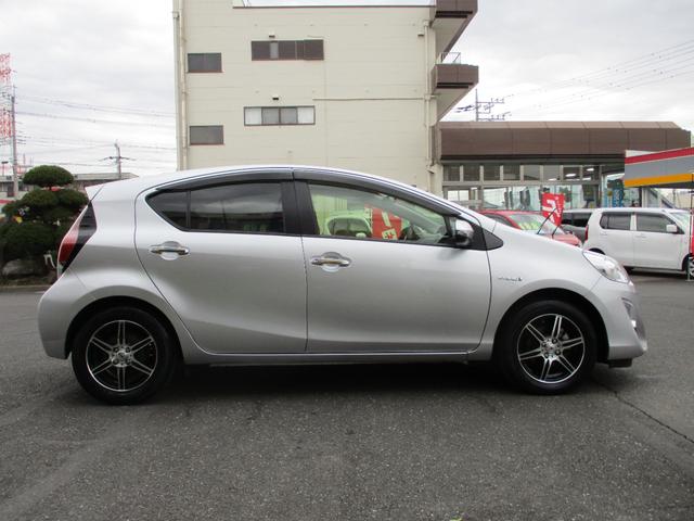 アクア Ｓスタイルブラック　メモリーナビゲーション　フルセグＴＶ　ＣＤ　ＤＶＤ再生　ミュージックサーバー　Ｂｌｕｅｔｏｏｔｈ接続オーディオ　バックカメラ　スマートキー　プッシュスタート　社外１５インチアルミホイール　ＥＴＣ（5枚目）