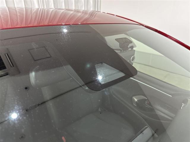 ヤリス Ｚ　サイドＳＲＳ　ＡＡＣ　バックモニタ　スマキー　横滑防止装置　地デジ　キーフリー　ＬＥＤランプ　パワーウインドウ　定期点検記録簿　助手席エアバック　クルコン　エアバッグ　パワーステアリング　ＥＴＣ（5枚目）