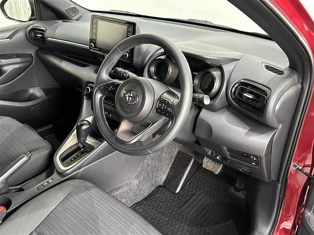 ヤリス Ｚ　サイドＳＲＳ　ＡＡＣ　バックモニタ　スマキー　横滑防止装置　地デジ　キーフリー　ＬＥＤランプ　パワーウインドウ　定期点検記録簿　助手席エアバック　クルコン　エアバッグ　パワーステアリング　ＥＴＣ（8枚目）