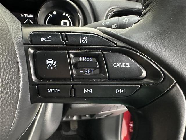 ヤリス Ｚ　サイドＳＲＳ　ＡＡＣ　バックモニタ　スマキー　横滑防止装置　地デジ　キーフリー　ＬＥＤランプ　パワーウインドウ　定期点検記録簿　助手席エアバック　クルコン　エアバッグ　パワーステアリング　ＥＴＣ（15枚目）