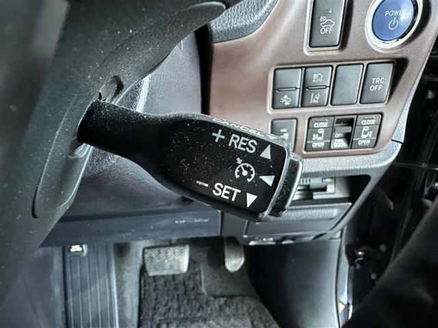 エスクァイア ハイブリッドＧｉ　プレミアムパッケージ　地上デジタル　衝突被害軽減　ＬＥＤライト　１オナ　Ｂカメラ　クルコン　スマートキー　メモリナビ　ナビ＆ＴＶ　キーレス　盗難防止装置　ＤＶＤ再生　ＡＢＳ　３列シート　ＥＴＣ　記録簿有　アルミ　両自動ドア（15枚目）