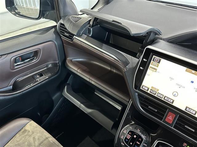 エスクァイア ハイブリッドＧｉ　プレミアムパッケージ　地上デジタル　衝突被害軽減　ＬＥＤライト　１オナ　Ｂカメラ　クルコン　スマートキー　メモリナビ　ナビ＆ＴＶ　キーレス　盗難防止装置　ＤＶＤ再生　ＡＢＳ　３列シート　ＥＴＣ　記録簿有　アルミ　両自動ドア（22枚目）