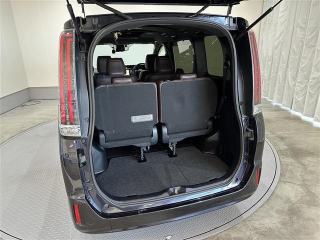 エスクァイア ハイブリッドＧｉ　プレミアムパッケージ　地上デジタル　衝突被害軽減　ＬＥＤライト　１オナ　Ｂカメラ　クルコン　スマートキー　メモリナビ　ナビ＆ＴＶ　キーレス　盗難防止装置　ＤＶＤ再生　ＡＢＳ　３列シート　ＥＴＣ　記録簿有　アルミ　両自動ドア（31枚目）