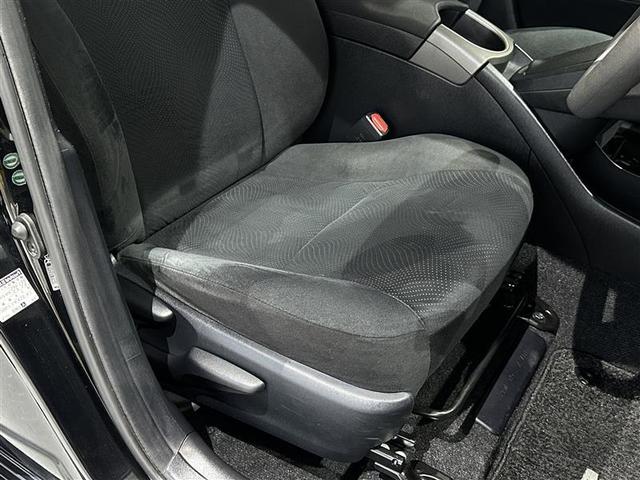 プリウス Ｓ　Ｂモニタ－　フルセグ地デジ　インテリキー　ＨＤＤナビゲーション　デュアルエアバック　エアＢ　イモビライザー　ＤＶＤ再生可能　ナビＴＶ　ＡＵＴＯエアコン　横スベリ防止　アルミホイール　ＡＢＳ　取説記録（10枚目）