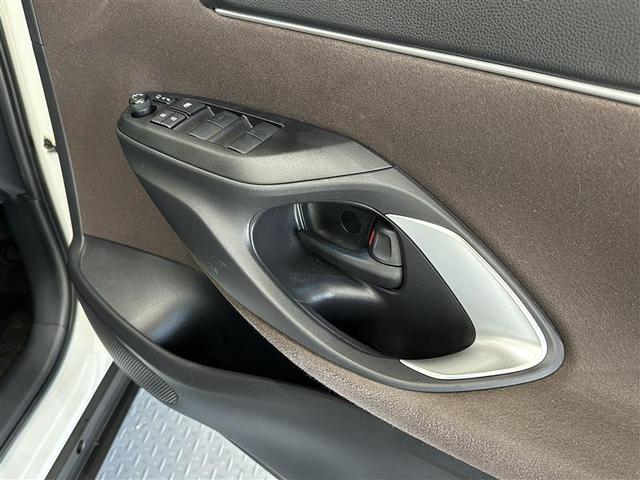 ヤリスクロス ハイブリッドＺ　クルーズＣ　横滑防止装置　リアカメラ　ワンオーナー車　フルセグ地デジ　ＬＥＤライト　メモリーナビゲーション　ナビ＆ＴＶ　盗難防止装置　電動シート　ＡＷ　キーレス　ＤＶＤ再生　スマートキー　ＡＢＳ（8枚目）