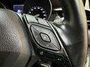 ステアリングスイッチ付き。前方から目を離すことなく操作することが可能です。