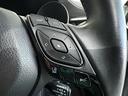 ステアリングスイッチ付き。前方から目を離すことなく操作することが可能です。