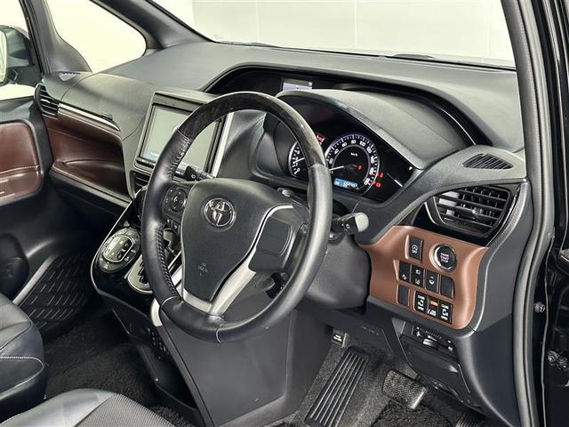 エスクァイア Ｇｉ　エアロ付き　両側Ｐドア　ウォークスルー　１オナ　スマートキーＰスタート　リアカメラ　アイドリングＳＴＯＰ　ＥＴＣ車載器　オートエアコン　イモビライザー　オートクルーズコントロール　キーレス　ナビＴＶ（7枚目）