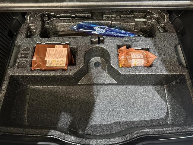 ハリアーハイブリッド Ｚ　エアロ　地上デジタル　衝突被害軽減　サイドエアバッグ　ＬＥＤランプ　Ｂモニタ　クルコン　ナビＴＶ　１オーナー　横滑り防止装置　スマートキー　盗難防止システム　ＡＢＳ　アルミ　ＥＴＣ付　エアバッグ（30枚目）