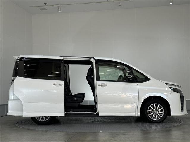 ヴォクシー ZS 煌III プリクラッシュ スマートキ アイスト DVD再生機能 記録簿付き 横滑り防止装置 ナビTV アルミ 三列シート WAC 盗難防止 オートエアコン キーレス ETC装備 パワステ メモリナビ クルコン(4枚目)