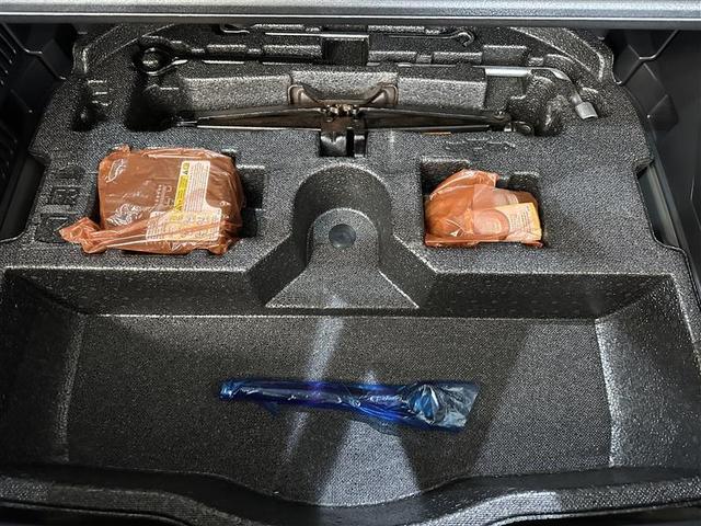 ハリアー Ｚ　レザーパッケージ　スマキ　エアロ　追突防止　フルセグテレビ　バックモニター　本革シート　アルミ　横滑り防止機能　Ｐシート　整備記録簿　オートクルーズコントロール　ＡＵＸ　ＬＥＤヘッドライト　盗難防止システム　エアコン（32枚目）